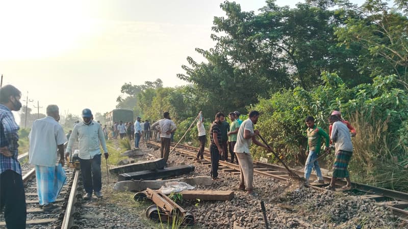 ১৬ ঘণ্টা পর উদ্ধার কর্ণফুলী কমিউটার ১৬ ঘণ্টা পর উদ্ধার কর্ণফুলী কমিউটার