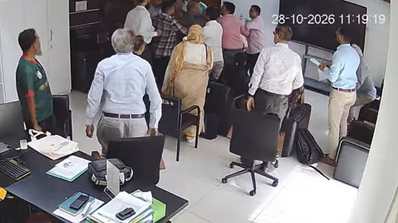 আইইডিসিআরের কার্যালয়ে ঢুকে পরিচালককে মারধরের ঘটনায় তদন্ত কমিটি গঠন আইইডিসিআরের কার্যালয়ে ঢুকে পরিচালককে মারধরের ঘটনায় তদন্ত কমিটি গঠন