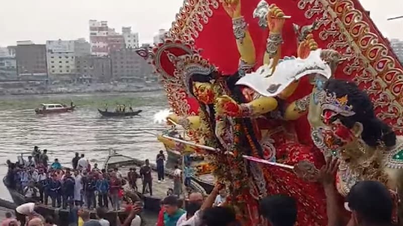 আসছে বছরের অপেক্ষা, নৌকায় চড়ে দেবী দুর্গার বিদায় আসছে বছরের অপেক্ষা, নৌকায় চড়ে দেবী দুর্গার বিদায়
