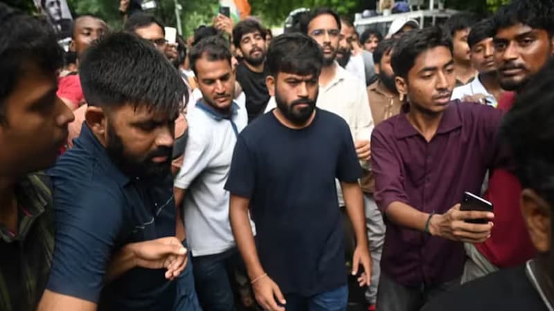 কর্মসূচি শুরুর আগেই ফের অভিজিৎ দীপকে আটক কর্মসূচি শুরুর আগেই ফের অভিজিৎ দীপকে আটক