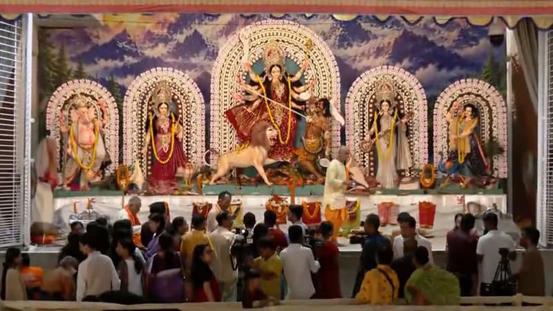 পঞ্জিকার বিরল ব্যাপ্তি: দ্বিতীয় দিনের মহাসপ্তমীতেও মণ্ডপে মণ্ডপে চলছে দেবীর পূজা পঞ্জিকার বিরল ব্যাপ্তি: দ্বিতীয় দিনের মহাসপ্তমীতেও মণ্ডপে মণ্ডপে চলছে দেবীর পূজা