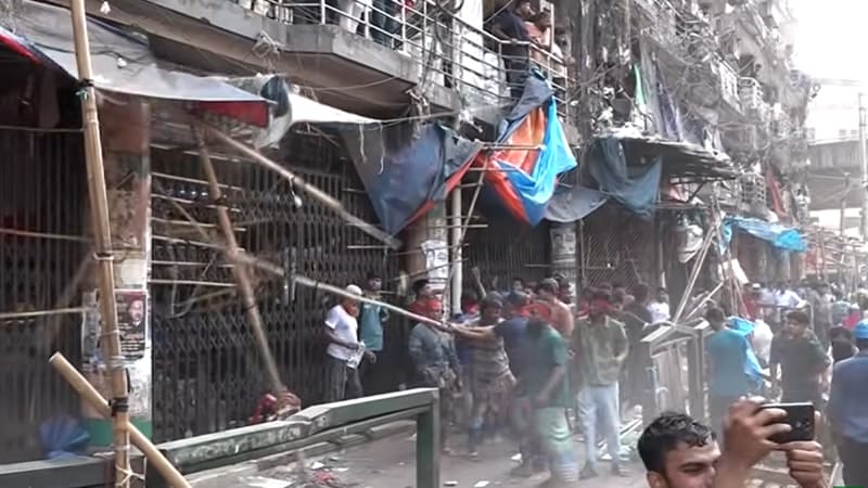 গুলিস্তানে ডিএসসিসির অভিযান: ফুটপাত থেকে শতাধিক দোকান উচ্ছেদ গুলিস্তানে ডিএসসিসির অভিযান: ফুটপাত থেকে শতাধিক দোকান উচ্ছেদ