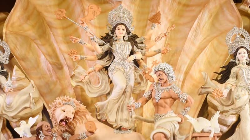 বিসর্জনে দুর্গোৎসবের সমাপ্তি বিসর্জনে দুর্গোৎসবের সমাপ্তি