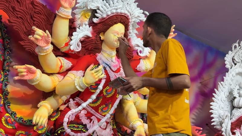 হিলিতে দুর্গাপূজার শেষ মুহূর্তের প্রস্তুতি, ব্যস্ত প্রতিমাশিল্পীরা হিলিতে দুর্গাপূজার শেষ মুহূর্তের প্রস্তুতি, ব্যস্ত প্রতিমাশিল্পীরা