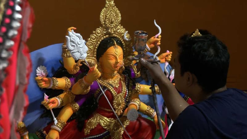 রং-তুলির ছোঁয়ায় সেজে উঠছে বরিশালের দুর্গাপূজার মণ্ডপগুলো রং-তুলির ছোঁয়ায় সেজে উঠছে বরিশালের দুর্গাপূজার মণ্ডপগুলো