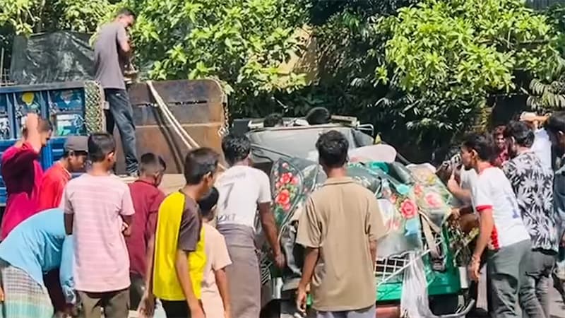 টেকনাফে পিকআপ-সিএনজি সংঘর্ষে নিহত ২, আহত ৪ টেকনাফে পিকআপ-সিএনজি সংঘর্ষে নিহত ২, আহত ৪