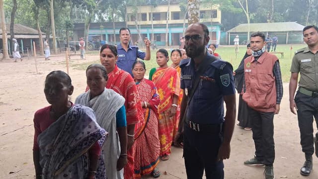 ভোটার উপস্থিতি চোখে পড়ার মতো, আধা ঘণ্টা আগেই লাইনে দাঁড়ান সনাতনী নারীরা ভোটার উপস্থিতি চোখে পড়ার মতো, আধা ঘণ্টা আগেই লাইনে দাঁড়ান সনাতনী নারীরা