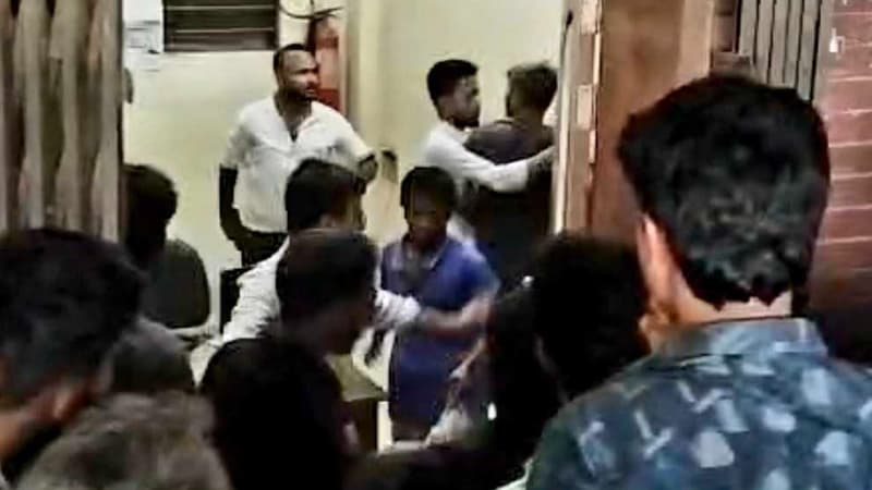 টিকিট দেখতে চাওয়ায় ব্রাহ্মণবাড়িয়া স্টেশনে স্টেশনমাস্টার-টিসিকে মারধরের অভিযোগ টিকিট দেখতে চাওয়ায় ব্রাহ্মণবাড়িয়া স্টেশনে স্টেশনমাস্টার-টিসিকে মারধরের অভিযোগ