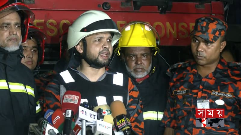 আগুনে পুড়ে গেছে ষষ্ঠ তলার সব দোকান: ফায়ার সার্ভিস আগুনে পুড়ে গেছে ষষ্ঠ তলার সব দোকান: ফায়ার সার্ভিস