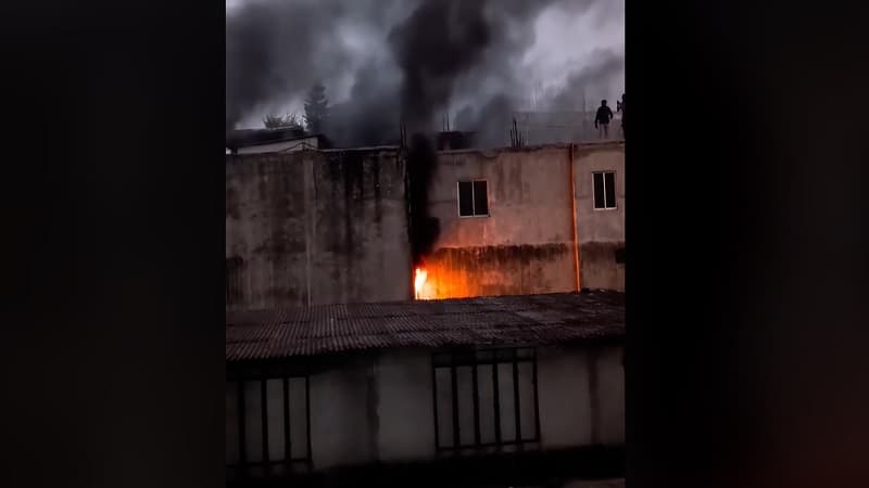 চকবাজারের আগুন নিয়ন্ত্রণে ফায়ার সার্ভিসের ১০ ইউনিট চকবাজারের আগুন নিয়ন্ত্রণে ফায়ার সার্ভিসের ১০ ইউনিট
