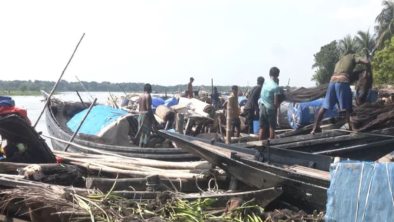 নিরাপত্তাঝুঁকি ও ঋণের চাপ মাথায় নিয়ে জীবিকার টানে গভীর সমুদ্রে জেলেরা নিরাপত্তাঝুঁকি ও ঋণের চাপ মাথায় নিয়ে জীবিকার টানে গভীর সমুদ্রে জেলেরা