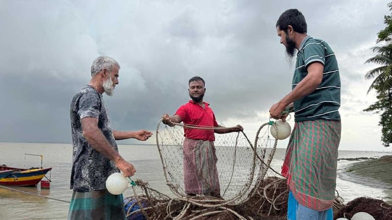 নিষেধাজ্ঞা শেষে ইলিশ শিকারে প্রস্তুতি চাঁদপুরের জেলেদের, কাটবে কি সংকট? নিষেধাজ্ঞা শেষে ইলিশ শিকারে প্রস্তুতি চাঁদপুরের জেলেদের, কাটবে কি সংকট?