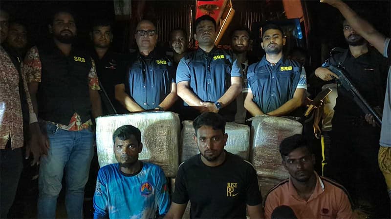 মোংলায় যাত্রীবাহী বাসের চেসিসে ১২০ কেজি গাঁজা, আটক ৩ মোংলায় যাত্রীবাহী বাসের চেসিসে ১২০ কেজি গাঁজা, আটক ৩