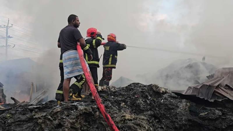 গাজীপুরে আগুনে পুড়ল মসজিদ-গুদাম-দোকান গাজীপুরে আগুনে পুড়ল মসজিদ-গুদাম-দোকান