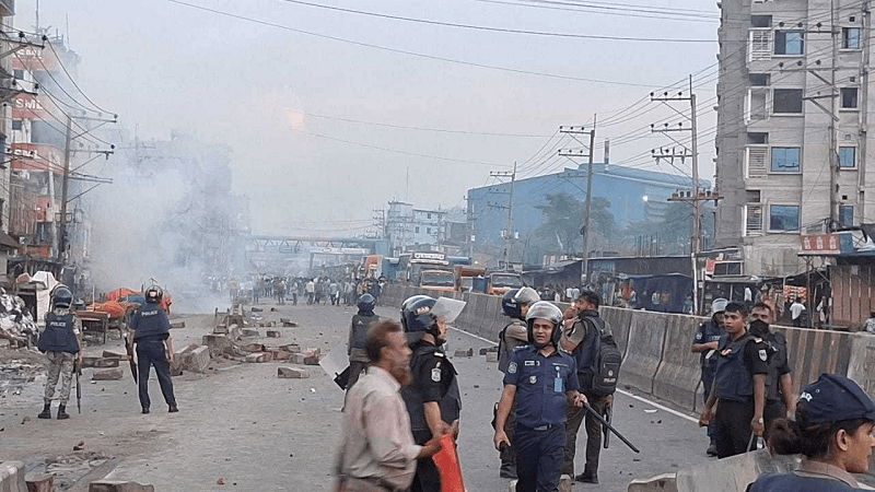 কালিয়াকৈরের পল্লী বিদ্যুৎ এলাকায় শ্রমিক-পুলিশ সংঘর্ষ কালিয়াকৈরের পল্লী বিদ্যুৎ এলাকায় শ্রমিক-পুলিশ সংঘর্ষ