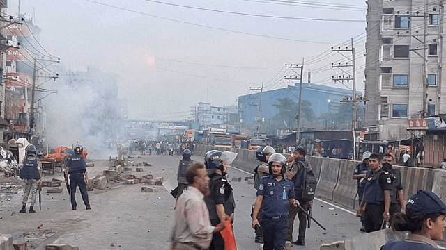 কালিয়াকৈরের পল্লী বিদ্যুৎ এলাকায় শ্রমিক-পুলিশ সংঘর্ষ কালিয়াকৈরের পল্লী বিদ্যুৎ এলাকায় শ্রমিক-পুলিশ সংঘর্ষ