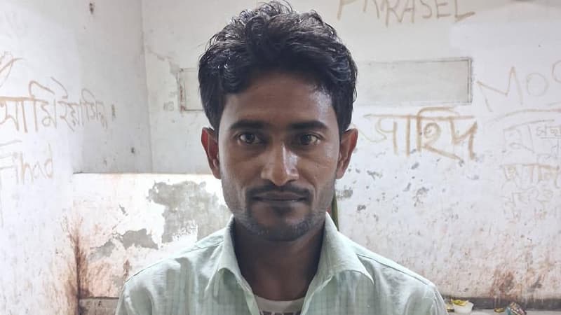 মোহাম্মদপুরে কিশোর গ্যাংয়ের লিডার কেন্তা ফিরোজ গ্রেফতার মোহাম্মদপুরে কিশোর গ্যাংয়ের লিডার কেন্তা ফিরোজ গ্রেফতার