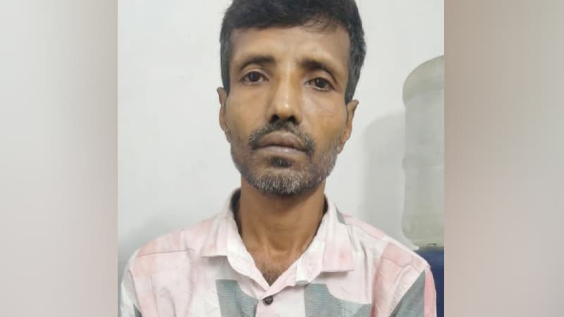 গণভবন ক্রসিং থেকে ‘কুখ্যাত ছিনতাইকারী’ সুমন গ্রেফতার গণভবন ক্রসিং থেকে ‘কুখ্যাত ছিনতাইকারী’ সুমন গ্রেফতার