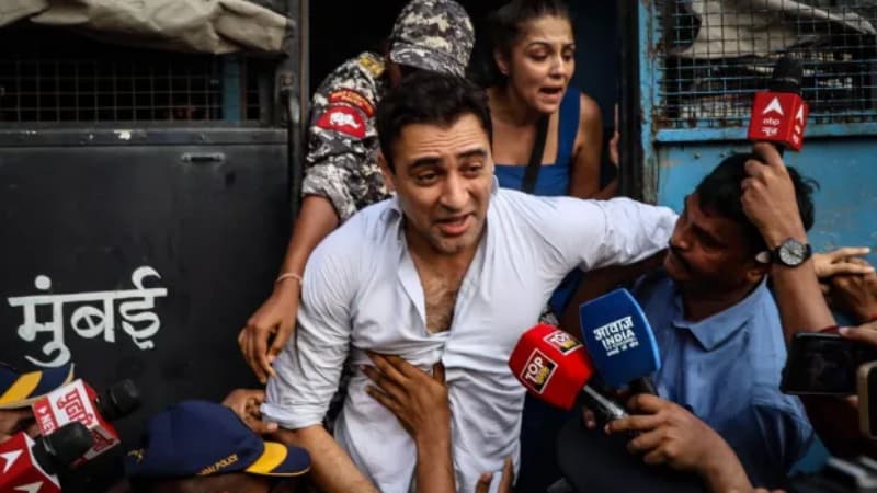 বিক্ষোভে অংশ নেওয়ার পর অভিনেতা ইমরান খানকে ভারত ছাড়ার নির্দেশ বিক্ষোভে অংশ নেওয়ার পর অভিনেতা ইমরান খানকে ভারত ছাড়ার নির্দেশ