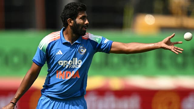 বুমরাহকে টেস্টে নিয়মিত ও অন্য ফরম্যাটে বেছে বেছে খেলানোর পক্ষে শাস্ত্রী বুমরাহকে টেস্টে নিয়মিত ও অন্য ফরম্যাটে বেছে বেছে খেলানোর পক্ষে শাস্ত্রী