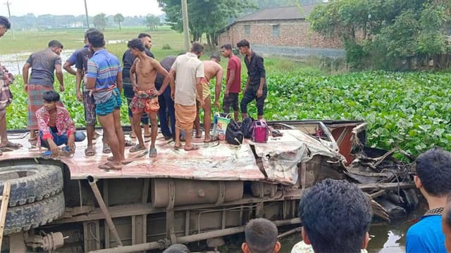 একই স্থানে পৃথক দুর্ঘটনায় ৫ প্রাণহানি একই স্থানে পৃথক দুর্ঘটনায় ৫ প্রাণহানি