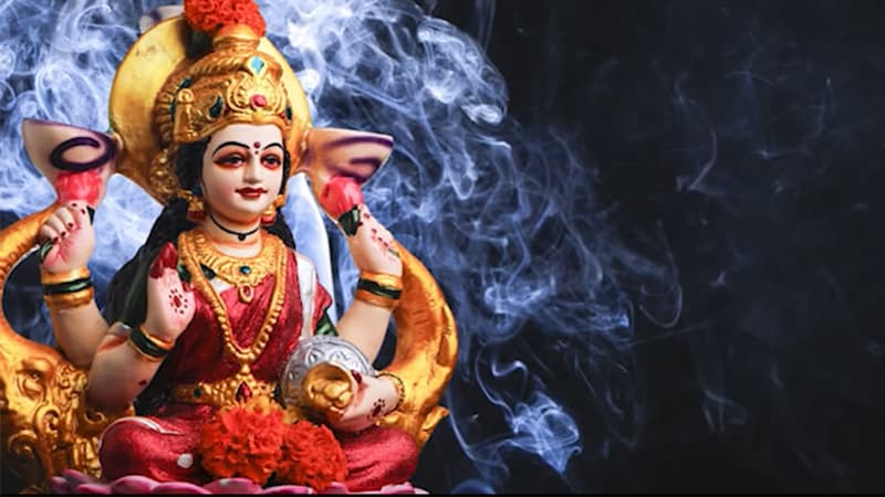 মা লক্ষ্মীর চরণে পুষ্পাঞ্জলি, ঘরে ঘরে মঙ্গলের প্রার্থনা মা লক্ষ্মীর চরণে পুষ্পাঞ্জলি, ঘরে ঘরে মঙ্গলের প্রার্থনা