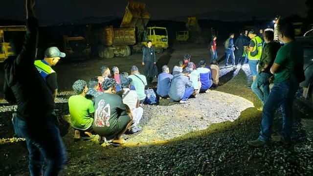 মালয়েশিয়ার লোহার খনিতে অভিযান, ১৬ বাংলাদেশিসহ আটক ৩০ মালয়েশিয়ার লোহার খনিতে অভিযান, ১৬ বাংলাদেশিসহ আটক ৩০