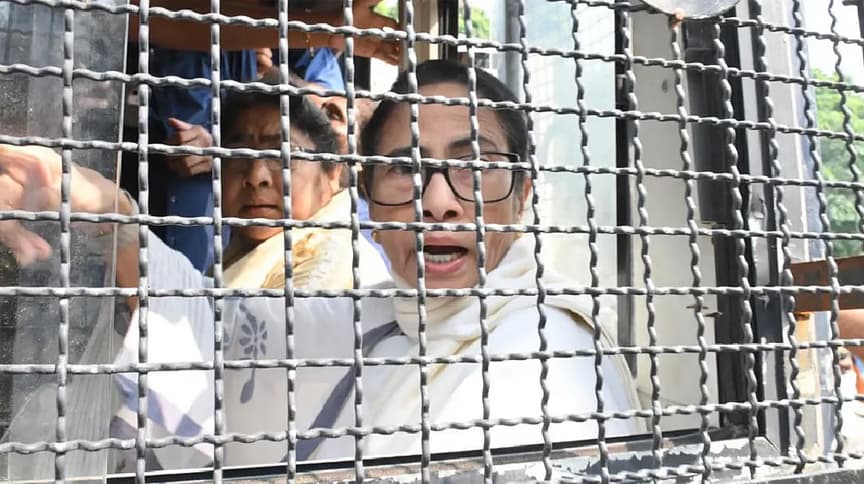 দিল্লিতে বিক্ষোভ কর্মসূচি থেকে আটক মমতা বন্দ্যোপাধ্যায় দিল্লিতে বিক্ষোভ কর্মসূচি থেকে আটক মমতা বন্দ্যোপাধ্যায়