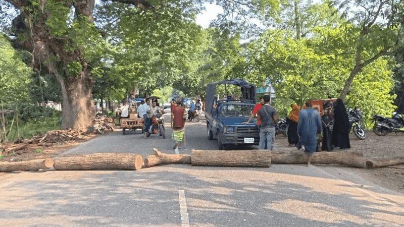 মেহেরপুরে বাসের চাপায় শিশুর মৃত্যু, সড়ক অবরোধ মেহেরপুরে বাসের চাপায় শিশুর মৃত্যু, সড়ক অবরোধ