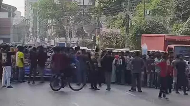 বেতন বাড়ানোর দাবি: পুলিশের অনুরোধে সড়ক ছাড়লেন পোশাক শ্রমিকরা বেতন বাড়ানোর দাবি: পুলিশের অনুরোধে সড়ক ছাড়লেন পোশাক শ্রমিকরা