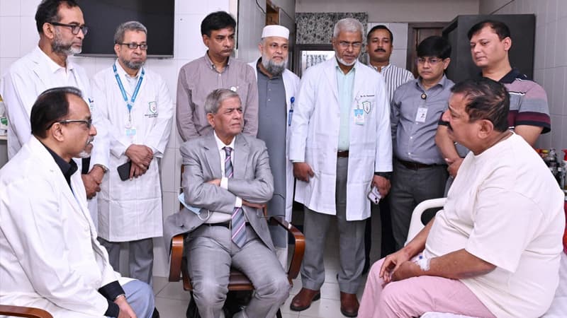 ভূমিমন্ত্রীকে দেখতে হাসপাতালে রাষ্ট্রপতি ভূমিমন্ত্রীকে দেখতে হাসপাতালে রাষ্ট্রপতি