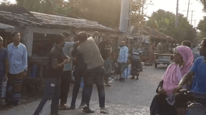 মোংলায় জমি দখল নিয়ে হামলা, নারীসহ ৬ জনকে কুপিয়ে জখম মোংলায় জমি দখল নিয়ে হামলা, নারীসহ ৬ জনকে কুপিয়ে জখম