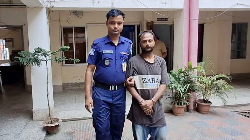 প্রধানমন্ত্রীকে ‘অশ্লীল’ ভাষায় গালিগালাজ, যুবক আটক প্রধানমন্ত্রীকে ‘অশ্লীল’ ভাষায় গালিগালাজ, যুবক আটক