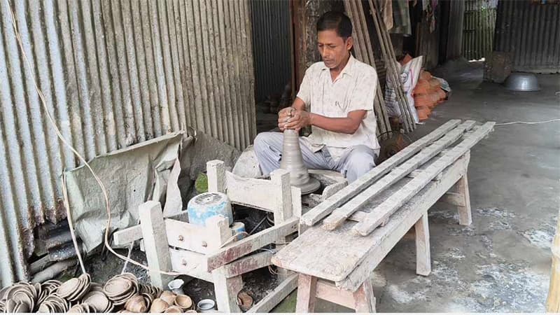 মাটি সংকট ও ঋণের বোঝা, টিকে থাকার আপ্রাণ লড়াইয়ে লালমনিরহাটের মৃৎশিল্পীরা মাটি সংকট ও ঋণের বোঝা, টিকে থাকার আপ্রাণ লড়াইয়ে লালমনিরহাটের মৃৎশিল্পীরা