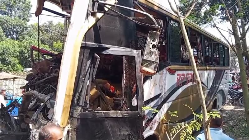 নাটোরে ভয়াবহ দুর্ঘটনা: নিহত ১৪ জনের মধ্যে পরিচয় মিললো আটজনের নাটোরে ভয়াবহ দুর্ঘটনা: নিহত ১৪ জনের মধ্যে পরিচয় মিললো আটজনের