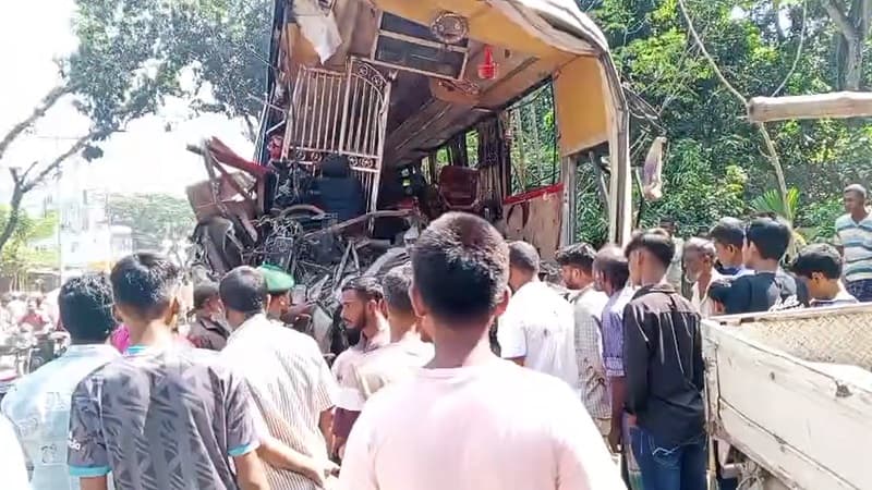 নাটোরে দুর্ঘটনায় নিহত ১৪: বেঁচে ফেরা যাত্রীদের লোমহর্ষক বর্ণনা নাটোরে দুর্ঘটনায় নিহত ১৪: বেঁচে ফেরা যাত্রীদের লোমহর্ষক বর্ণনা