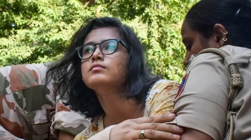 দিল্লিতে বিক্ষোভ মিছিল থেকে আটক নেহা বোরা দিল্লিতে বিক্ষোভ মিছিল থেকে আটক নেহা বোরা