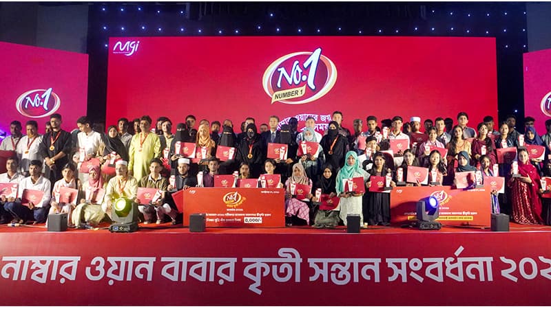 সন্তানের সাফল্যে সংবর্ধনা পেলেন চা দোকানি মা-বাবাও সন্তানের সাফল্যে সংবর্ধনা পেলেন চা দোকানি মা-বাবাও