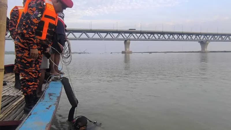 পদ্মা থেকে ২৪ ঘণ্টা পর একজনের মরদেহ উদ্ধার, অপরজন এখনো নিখোঁজ পদ্মা থেকে ২৪ ঘণ্টা পর একজনের মরদেহ উদ্ধার, অপরজন এখনো নিখোঁজ