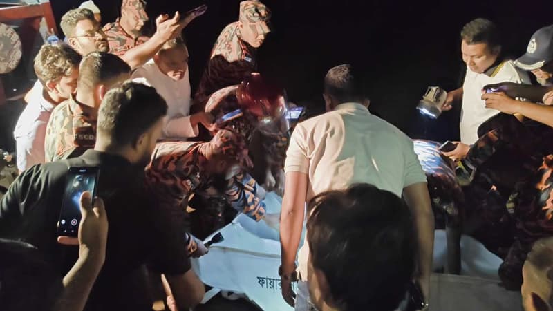 পিরোজপুরে ট্রলারডুবি: মেয়ের মরদেহ মিললেও এখনো নিখোঁজ মা পিরোজপুরে ট্রলারডুবি: মেয়ের মরদেহ মিললেও এখনো নিখোঁজ মা