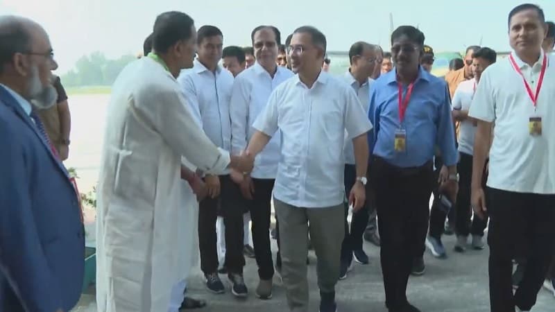 সৈয়দপুর পৌঁছেছেন প্রধানমন্ত্রী সৈয়দপুর পৌঁছেছেন প্রধানমন্ত্রী