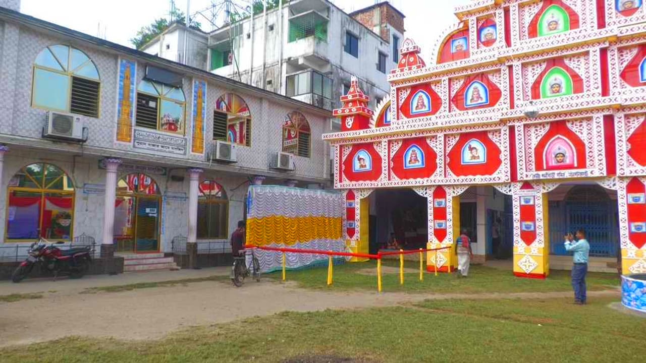যুগ যুগ ধরে একই আঙিনায় চলছে নামাজ ও পূজা যুগ যুগ ধরে একই আঙিনায় চলছে নামাজ ও পূজা
