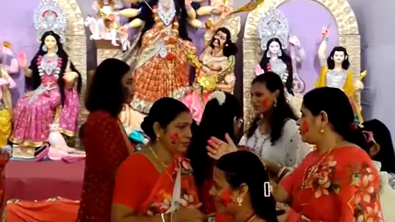 পূজা, আরতি ও পুষ্পাঞ্জলির মধ্য দিয়ে এগিয়ে চলছে সমাপনপর্ব পূজা, আরতি ও পুষ্পাঞ্জলির মধ্য দিয়ে এগিয়ে চলছে সমাপনপর্ব