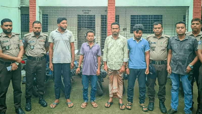 পুলিশের মোটরসাইকেল চুরি করে ধরা খেল পেশাদার ৪ চোর পুলিশের মোটরসাইকেল চুরি করে ধরা খেল পেশাদার ৪ চোর