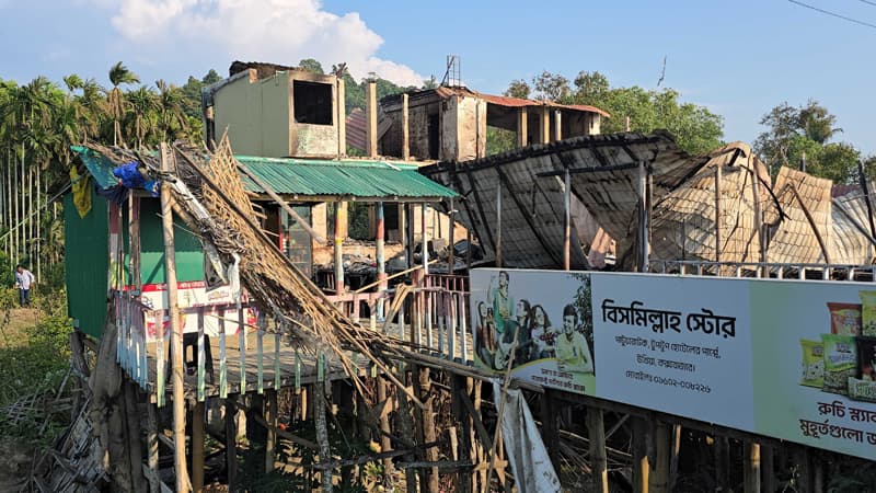 ইনানীতে রিসোর্টে আগুন: বেলকনি থেকে লাফিয়ে বাঁচেন চিকিৎসক দম্পতি ইনানীতে রিসোর্টে আগুন: বেলকনি থেকে লাফিয়ে বাঁচেন চিকিৎসক দম্পতি