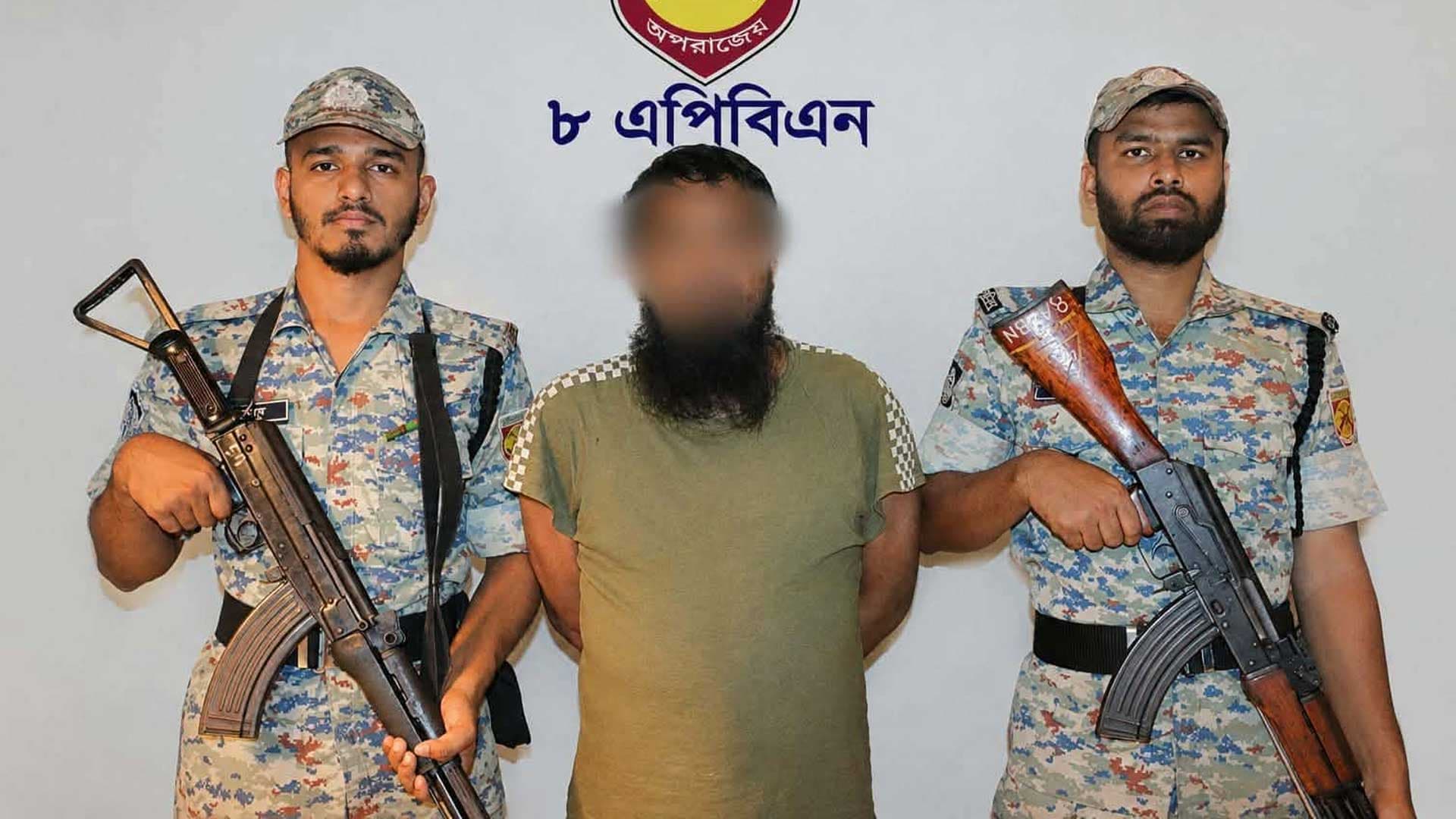 রোহিঙ্গা সন্ত্রাসী সংগঠন ‘ইসলামী মাহাজ’ প্রধান গ্রেফতার রোহিঙ্গা সন্ত্রাসী সংগঠন ‘ইসলামী মাহাজ’ প্রধান গ্রেফতার