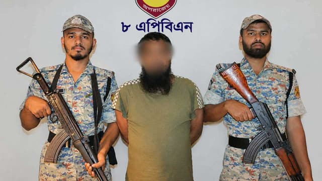 রোহিঙ্গা সন্ত্রাসী সংগঠন ‘ইসলামী মাহাজ’ প্রধান গ্রেফতার রোহিঙ্গা সন্ত্রাসী সংগঠন ‘ইসলামী মাহাজ’ প্রধান গ্রেফতার