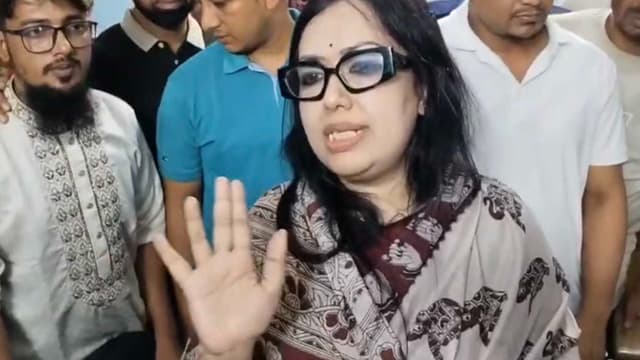 সরাইল থানায় গিয়ে ওসির ওপর চটলেন রুমিন ফারহানা সরাইল থানায় গিয়ে ওসির ওপর চটলেন রুমিন ফারহানা