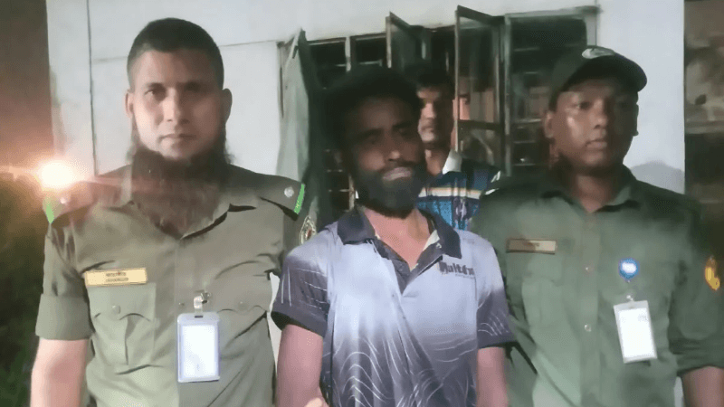 শাহ আমানত বিমানবন্দরে চুরির চেষ্টার অভিযোগে যুবক গ্রেফতার শাহ আমানত বিমানবন্দরে চুরির চেষ্টার অভিযোগে যুবক গ্রেফতার