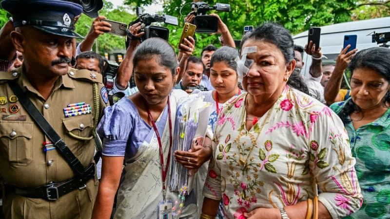 শ্রীলঙ্কার সাবেক ফার্স্ট লেডি গ্রেফতার শ্রীলঙ্কার সাবেক ফার্স্ট লেডি গ্রেফতার